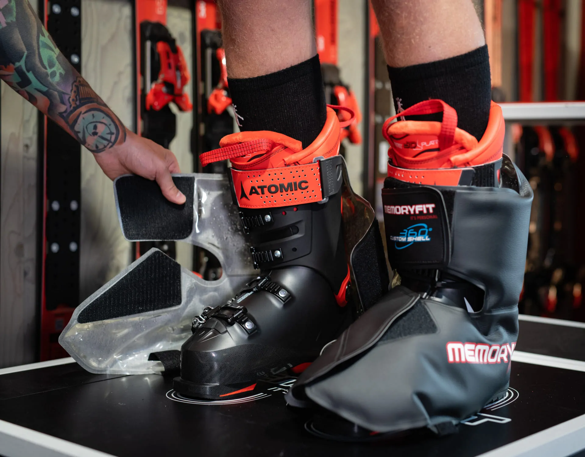 Skischuhe von Atomic und MemoryFit auf einem Tisch.